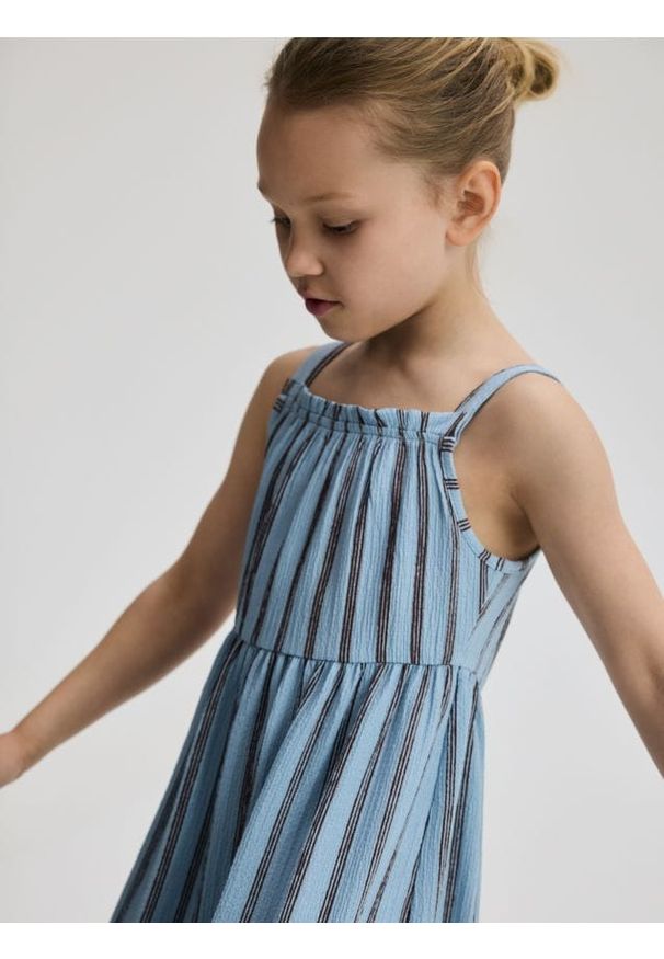 Reserved - Strukturalna sukienka w paski - jasnoniebieski. Kolor: niebieski. Materiał: dzianina. Wzór: paski