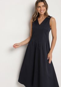 Born2be - Granatowa Sukienka o Rozkloszowanym Kroju z Dekoltem w Serek Alifia. Okazja: na co dzień, na spacer, na imprezę. Typ kołnierza: dekolt w serek. Kolor: niebieski. Długość rękawa: bez rękawów. Typ sukienki: rozkloszowane, proste. Styl: klasyczny, casual #4