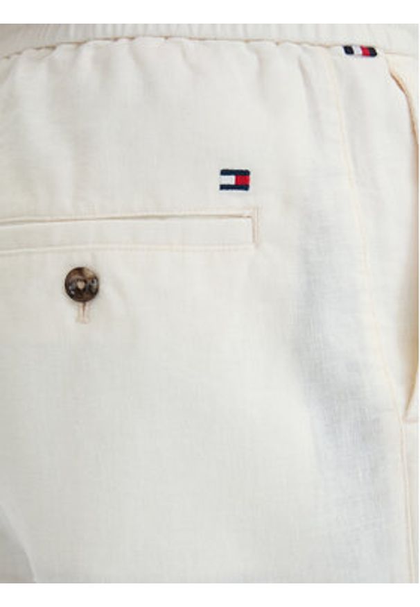 TOMMY HILFIGER - Tommy Hilfiger Szorty materiałowe Dover MW0MW44358 Biały Regular Fit. Kolor: biały. Materiał: len