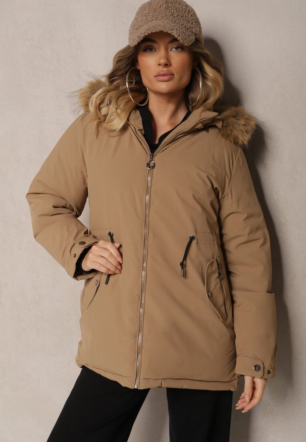 Renee - Ciemnobeżowa Kurtka w Stylu Parka ze Ściągaczami w Talii i Odpinanym Kapturem z Futerkiem Fezirra. Okazja: na co dzień. Kolor: beżowy. Materiał: futro. Styl: elegancki, sportowy, casual
