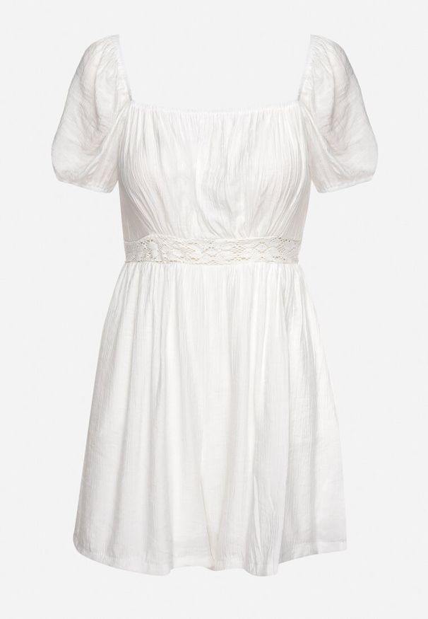 Born2be - Biały Krótki Kombinezon z Wiskozy Zwężany w Talii Feviana. Okazja: na co dzień. Kolor: biały. Materiał: wiskoza. Długość: krótkie. Wzór: aplikacja. Sezon: wiosna, lato. Styl: casual