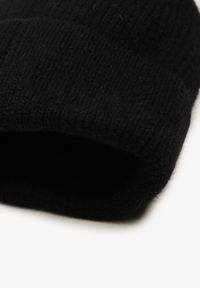 Renee - Czarna Czapka Beanie z Dodatkiem Angory i Metaliczną Aplikacją Delathor. Kolor: czarny. Materiał: materiał. Wzór: aplikacja. Styl: casual