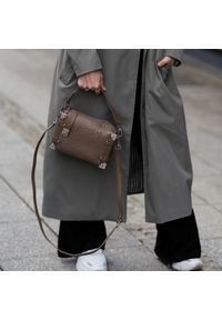 Listonoszka skórzana Solier FL43 Nessa cappucino. Materiał: skórzane. Styl: klasyczny, elegancki, casual. Rodzaj torebki: do ręki