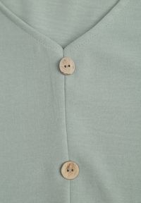 Born2be - Jasnozielona Bluzka z Bawełną o Nietoperzowym Kroju z Guzikami Mistwin. Okazja: do pracy, na co dzień. Kolor: zielony. Materiał: bawełna. Styl: klasyczny, casual #7