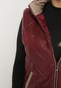Born2be - Czerwona Pikowana Kamizelka z Odpinanym Kapturem Rilanisa. Okazja: na co dzień. Kolor: czerwony. Materiał: jeans. Styl: klasyczny, casual, elegancki