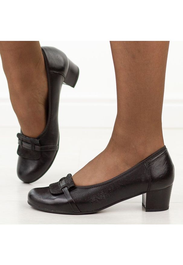 Czarne Polskie czółenka damskie Suzana 2802. Kolor: czarny. Materiał: skóra. Obcas: na obcasie