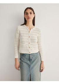 Reserved - Sweter z kieszeniami - kremowy. Kolor: kremowy. Materiał: wiskoza, bawełna, dzianina