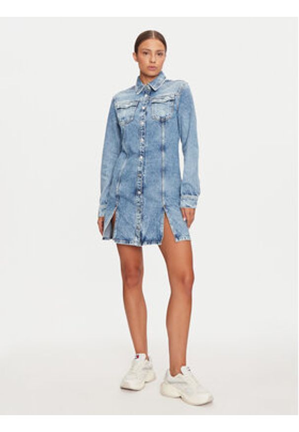 Tommy Jeans Sukienka jeansowa DW0DW19748 Niebieski Regular Fit. Kolor: niebieski. Materiał: bawełna