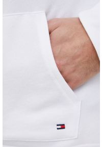 TOMMY HILFIGER - Tommy Hilfiger Bluza męska kolor biały z kapturem z aplikacją. Okazja: na co dzień. Typ kołnierza: kaptur. Kolor: biały. Materiał: dzianina, bawełna. Długość rękawa: raglanowy rękaw. Wzór: aplikacja. Styl: casual #2