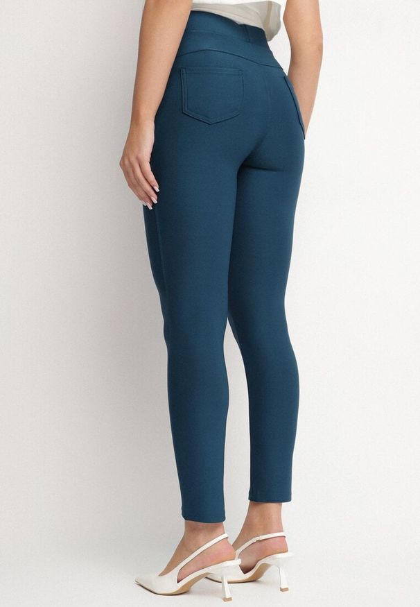 Born2be - Granatowe Spodnie o Dopasowanym Kroju z Gumką w Talii i Kieszeniami Rizena. Okazja: na co dzień. Kolor: niebieski. Styl: elegancki, klasyczny, casual