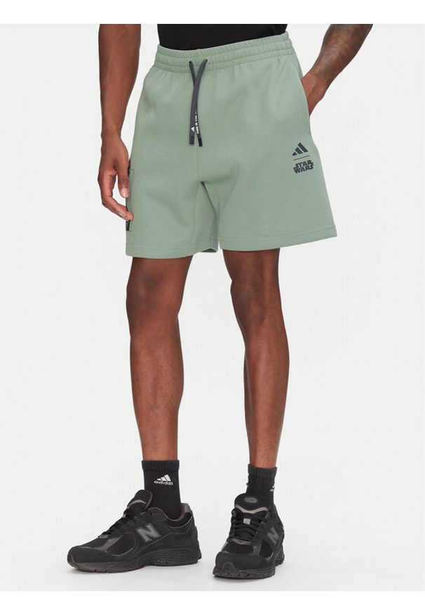 Adidas - adidas Szorty sportowe Star Wars The Mandalorian™ JI5722 Zielony Regular Fit. Kolor: zielony. Materiał: bawełna. Wzór: motyw z bajki. Styl: sportowy