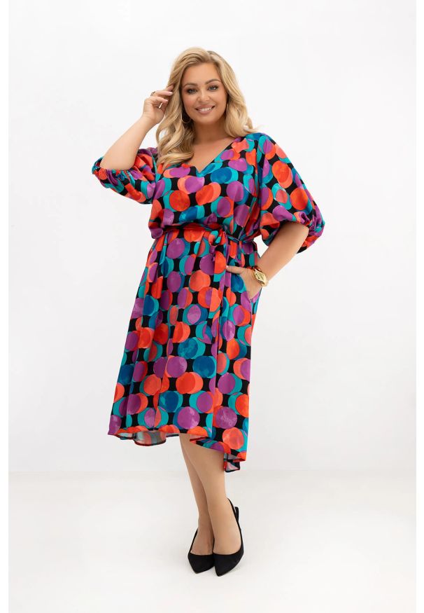 Moda Size Plus Iwanek - Sukienka Arie w kolorowe koła z paskiem | 100% wiskoza | OVERSIZE PLUS SIZE LATO. Okazja: na imprezę, na spacer. Typ kołnierza: dekolt w kształcie V. Kolekcja: plus size. Materiał: wiskoza. Wzór: kolorowy. Sezon: lato. Typ sukienki: oversize, dla puszystych. Styl: wakacyjny, elegancki
