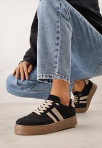 Renee - Czarne Sneakersy na Platformie w Stylu Tenisówek Ozdobione Paskami Ladia. Okazja: na co dzień. Zapięcie: pasek. Kolor: czarny. Materiał: jeans. Wzór: aplikacja. Sezon: wiosna. Obcas: na platformie #1