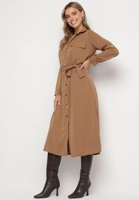 Born2be - Brązowa Koszulowa Sukienka z Eleganckimi Guzikami i Wiązanym Paskiem w Talii Kortella. Okazja: na spotkanie biznesowe, na co dzień. Typ kołnierza: dekolt w serek. Kolor: brązowy. Długość rękawa: długi rękaw. Typ sukienki: koszulowe. Styl: elegancki #4