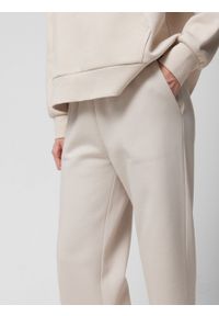 outhorn - Spodnie dresowe z szerokimi nogawkami damskie - kremowe. Stan: podwyższony. Kolor: kremowy. Materiał: dresówka