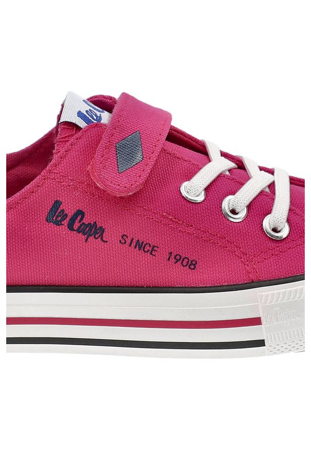Różowe Trampki Dziecięce Lee Cooper Buty Na Rzepy. Okazja: na uczelnię. Zapięcie: rzepy. Kolor: różowy. Materiał: materiał, guma. Szerokość cholewki: normalna. Wzór: aplikacja. Styl: młodzieżowy