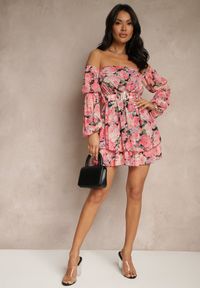 Renee - Czarna Sukienka Hiszpanka z Wiskozy w Kwiaty z Paskiem i Falbanami Zelmoi. Okazja: na randkę, na co dzień. Typ kołnierza: dekolt hiszpanka. Kolor: czarny. Materiał: wiskoza. Wzór: kwiaty. Sezon: lato. Styl: casual #2