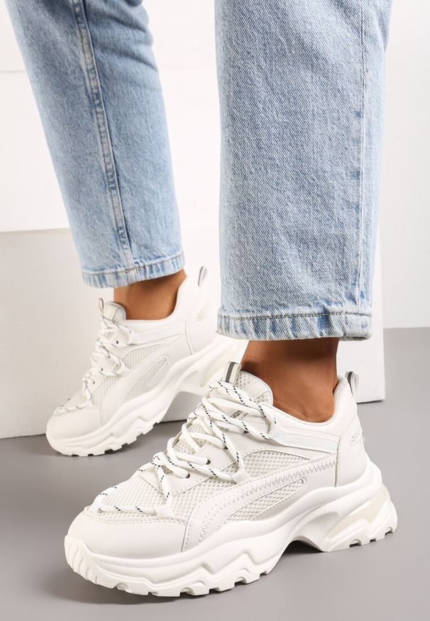 Born2be - Białe Sneakersy na Tłoczonej Podeszwie z Ozdobnym Sznurowaniem i Wstawkami z Siateczki Xerxia. Kolor: biały