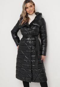 Born2be - Czarna Kurtka za Kolano z Wiązanym Paskiem i Kapturem Chlyrie. Kolor: czarny. Materiał: materiał. Długość: długie. Sezon: zima, jesień #1