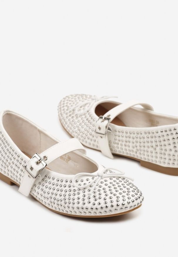 Born2be - Białe Balerinki Typu Mary Jane z Cyrkoniami i Kokardą Luriellea. Okazja: na co dzień. Zapięcie: pasek. Kolor: biały. Materiał: jeans. Wzór: aplikacja. Obcas: na obcasie. Styl: elegancki, casual. Wysokość obcasa: niski