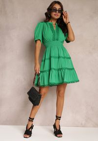 Renee - Zielona Sukienka Mini z Gumkami w Talii z Krótkim Rękawem i Koronką Jelina. Kolor: zielony. Materiał: koronka. Długość rękawa: krótki rękaw. Wzór: koronka. Długość: mini #3