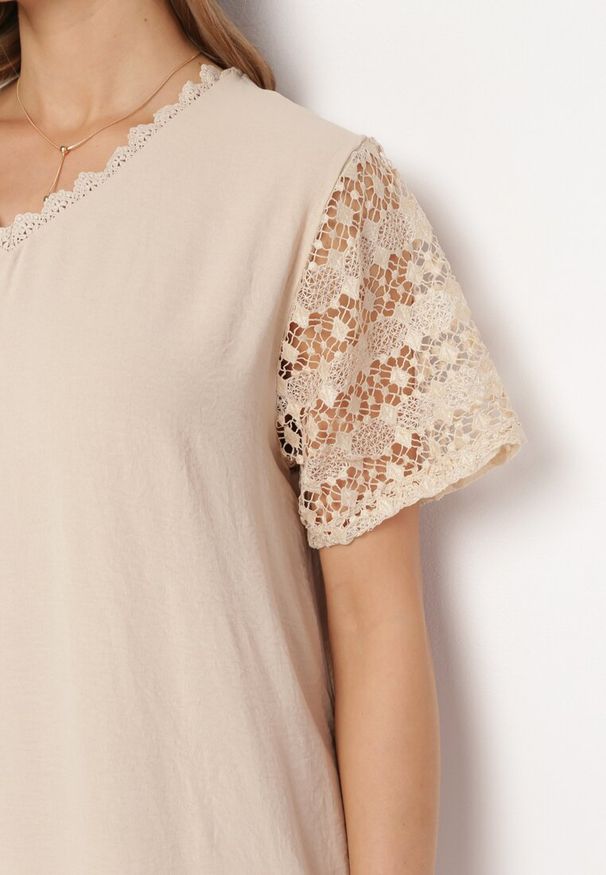 Born2be - Beżowa Sukienka Mini Pudełkowa z Koronką na Ramionach i Dekolcie Idalyn. Kolor: beżowy. Materiał: koronka. Wzór: koronka. Długość: mini