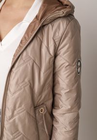 Born2be - Brązowa Przejściowa Kurtka Pikowana z Kapturem i Kieszeniami Sazia. Okazja: na co dzień. Typ kołnierza: kaptur. Kolor: brązowy. Materiał: poliester, jeans. Styl: casual, sportowy #4