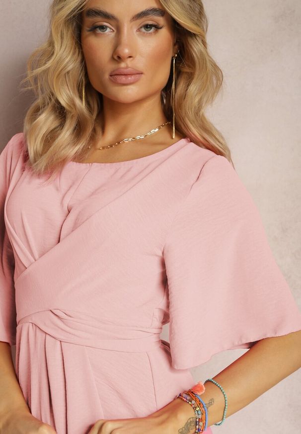 Renee - Jasnoróżowa Rozkloszowana Sukienka Maxi z Szerokim Rękawem i Gumką w Pasie Sador. Kolor: różowy. Długość: maxi