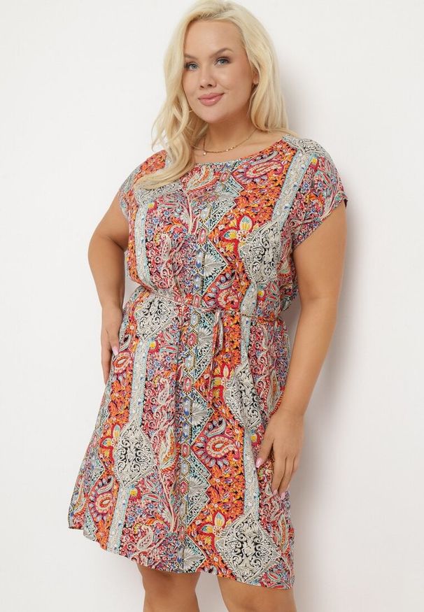 Born2be - Czerwono-Beżowa Wiskozowa Sukienka w Stylu Boho o Pudełkowym Kroju z Materiałowym Paskiem Neteri. Okazja: na co dzień. Kolor: czerwony. Materiał: materiał, wiskoza. Styl: boho