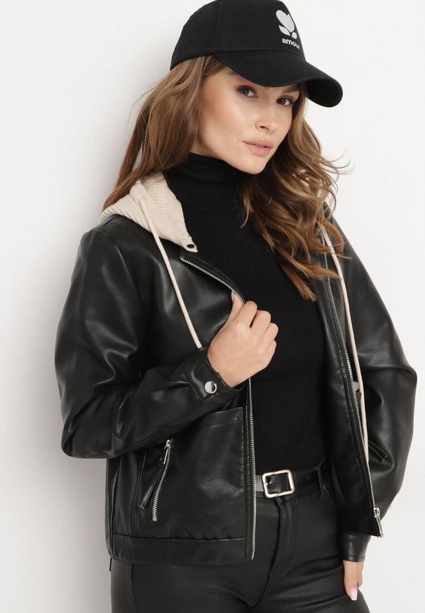 Born2be - Czarna Kurtka Ramoneska z Odpinanym Dzianinowym Kapturem Serafella. Okazja: na co dzień, do pracy. Kolor: czarny. Materiał: dzianina. Styl: klasyczny, rockowy, casual