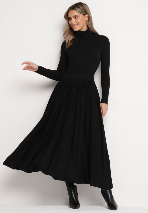 Born2be - Czarna Plisowana Spódnica z Wiskozą z Gumką w Talii Tilige. Okazja: na co dzień. Stan: podwyższony. Kolor: czarny. Materiał: wiskoza. Styl: elegancki, wizytowy, casual