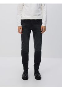 Reserved - Jeansy slim z efektem sprania - szary. Kolor: szary