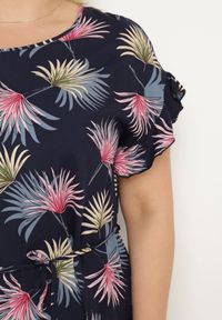 Born2be - Granatowo-Różowa Bawełniana Sukienka z Florystycznym Motywem i Wiązaniem w Talii Rissani. Okazja: na randkę. Kolor: niebieski. Materiał: bawełna. Sezon: lato #3