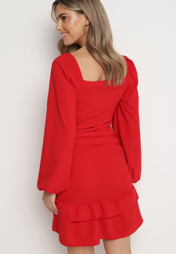 Born2be - Czerwona Dopasowana Sukienka Mini z Marszczeniem i Falbanką Derozza. Typ kołnierza: kołnierz z falbankami. Kolor: czerwony. Długość: mini