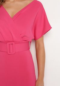 Born2be - Fuksjowa Sukienka z Kopertowym Dekoltem z Materiałowym Paskiem Zdobionym Klamrą Fienara. Okazja: na co dzień. Kolor: różowy. Materiał: materiał. Wzór: aplikacja. Typ sukienki: kopertowe. Styl: casual, klasyczny #3