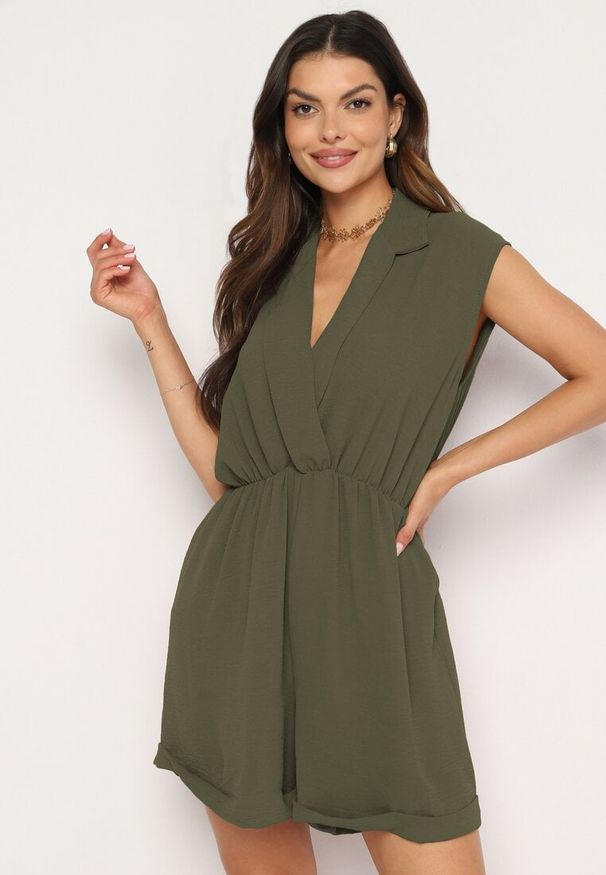 Born2be - Ciemnozielony Kombinezon z Nakładkowym Dekoltem i Gumką w Talii Nansaliah. Kolor: zielony