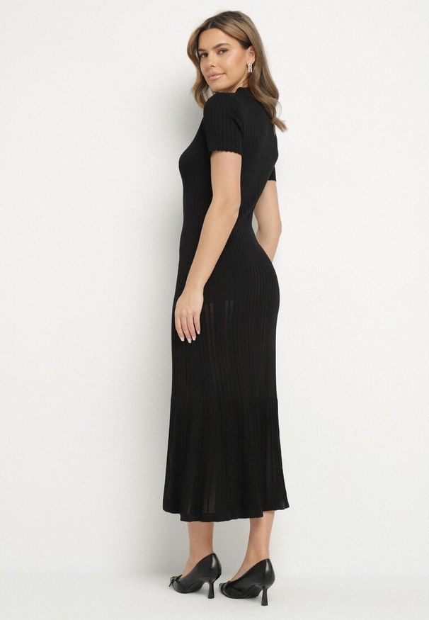 Born2be - Czarna Wiskozowa Sukienka Dzianinowa o Dopasowanym Kroju z Guzikami Alutoria. Okazja: na co dzień. Kolor: czarny. Materiał: dzianina, wiskoza. Długość rękawa: krótki rękaw. Typ sukienki: dopasowane. Styl: casual, klasyczny, elegancki