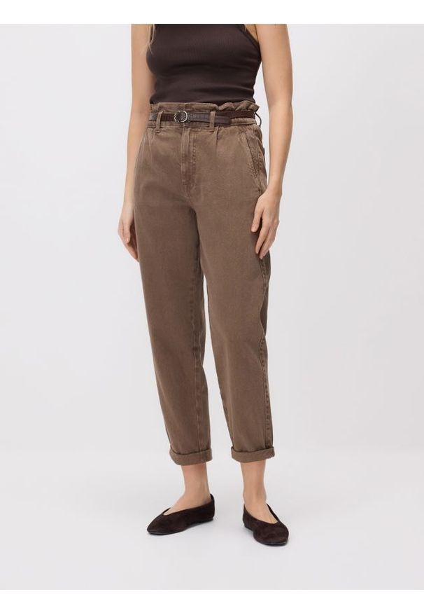 Reserved - Jeansy paperbag - brązowy. Kolor: brązowy