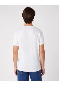 Wrangler - MĘSKI T-SHIRT WRANGLER SS AMERICANA TEE WHITE W7AGD3989 112131338. Okazja: na co dzień, na uczelnię, do pracy, na imprezę. Typ kołnierza: okrągły. Materiał: tkanina, denim, materiał, bawełna, jeans. Długość rękawa: krótki rękaw. Długość: krótkie. Wzór: nadruk, aplikacja, napisy. Sezon: lato. Styl: casual, klasyczny, retro, vintage #4