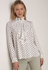 Born2be - Biała Wiskozowa Koszula w Kropki ze Stójką z Ozdobnymi Falbanami Isamene. Okazja: na co dzień. Typ kołnierza: kołnierzyk stójkowy. Kolor: biały. Materiał: wiskoza. Wzór: kropki. Styl: casual, klasyczny #3