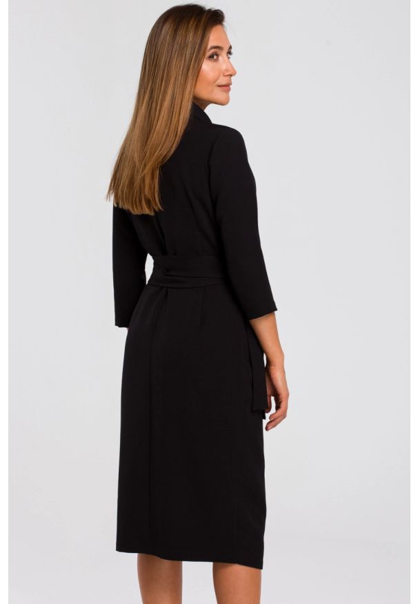 Stylove - Elegancka sukienka biznesowa kopertowa midi z paskiem czarna. Okazja: na spotkanie biznesowe. Kolor: czarny. Typ sukienki: kopertowe. Styl: elegancki, biznesowy. Długość: midi