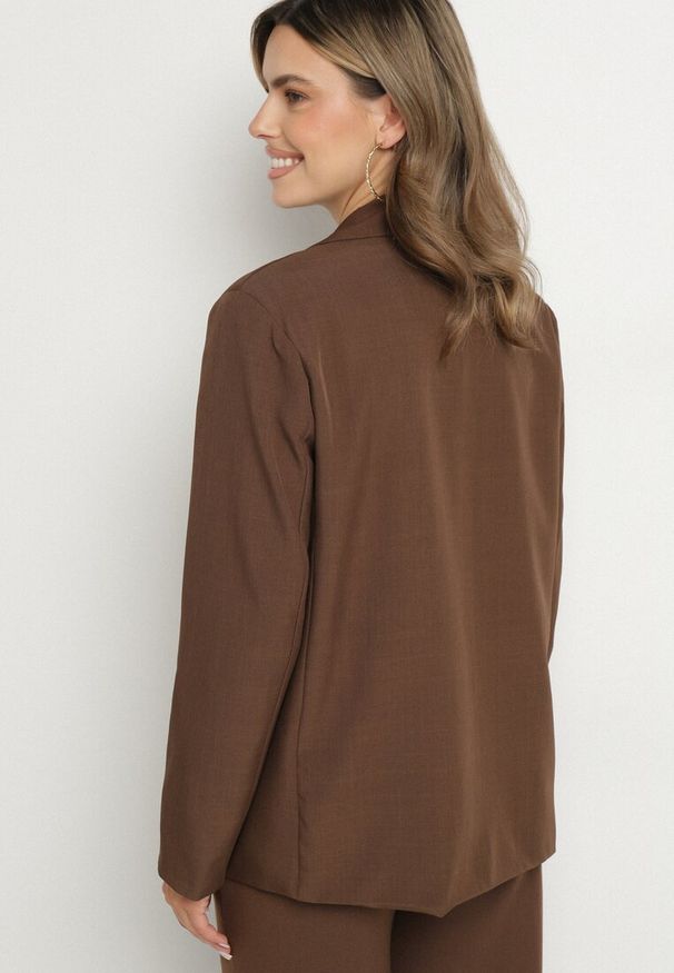 Born2be - Brązowa Dwurzędowa Marynarka z Usztywnioną Linią Ramion Emiranea. Okazja: do pracy, na co dzień. Kolor: brązowy. Materiał: jeans. Wzór: aplikacja. Styl: klasyczny, casual, elegancki