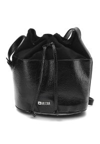 Big Star Accessories - Czarna Torebka Big Star Damski Worek. Kolor: czarny. Wzór: aplikacja. Materiał: skórzane #5