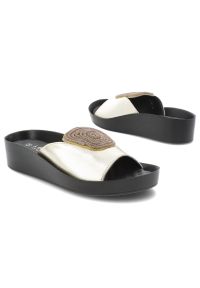 Złote Klapki S.Barski Wsuwane Obuwie Damskie. Okazja: na co dzień. Kolor: złoty. Wzór: aplikacja. Sezon: lato. Obcas: na koturnie. Styl: casual, elegancki #6