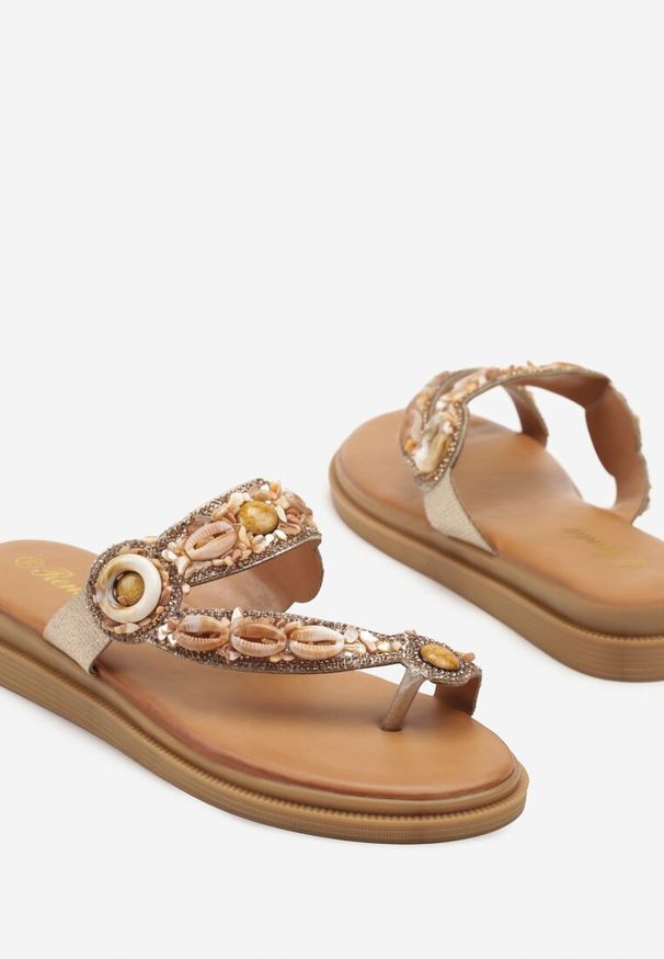 Born2be - Złote Japonki Ozdobione Cyrkoniami i Muszelkami Reivessa. Okazja: na imprezę, na spacer. Kolor: złoty. Materiał: jedwab. Wzór: aplikacja. Sezon: lato. Obcas: na obcasie. Styl: elegancki. Wysokość obcasa: niski