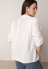 Born2be - Biała Bluzka Ozdobiona Guzikami i Haftowanymi Kwiatami Delmana. Okazja: na spacer, na uczelnię, na co dzień, na plażę. Kolekcja: plus size. Kolor: biały. Materiał: tkanina, materiał. Wzór: aplikacja, haft, kwiaty. Sezon: lato. Styl: wakacyjny, boho, klasyczny, casual #8
