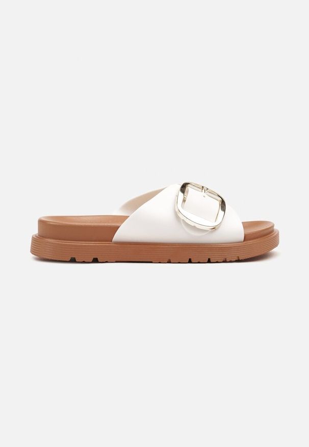 Renee - Białe Płaskie Klapki z Ozdobnymi Klamrami Aramia. Okazja: na plażę, na co dzień. Kolor: biały. Materiał: jeans. Wzór: aplikacja. Styl: casual, elegancki