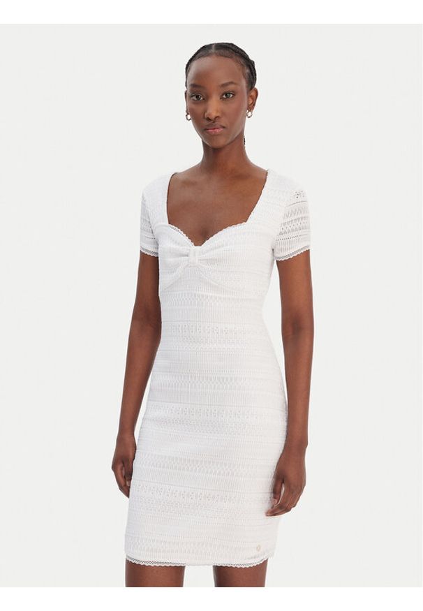 Guess Sukienka codzienna W6GK15 K2950 Biały Slim Fit. Okazja: na co dzień. Kolor: biały. Materiał: syntetyk. Typ sukienki: proste. Styl: casual
