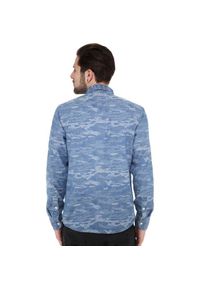 Lee - LEE BUTTON DOWN SHIRT CAMO BLUE MORO L880WAQR. Typ kołnierza: button down. Wzór: moro #6