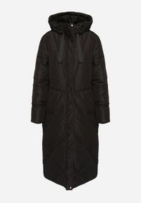 Born2be - Czarna Pikowana Kurtka o Długim Pudełkowym Kroju z Kapturem i Kieszeniami Attesina. Okazja: na co dzień. Typ kołnierza: kaptur. Kolor: czarny. Materiał: wełna, jeans. Długość: długie. Sezon: zima. Styl: klasyczny, casual, elegancki #2